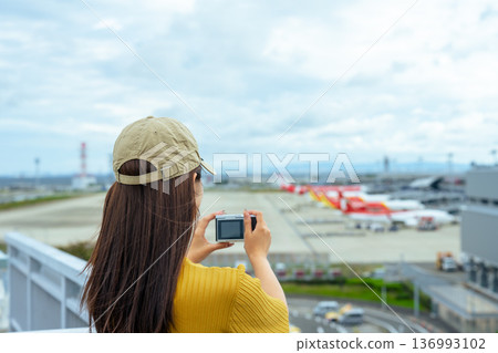 Photographing airplanes from the observation deck ■Filming cooperation: Kansai International Airport (KIX) 136993102