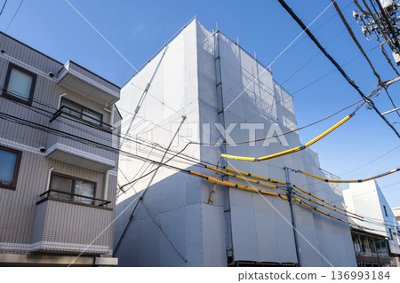 在市中心建造一座小型新公寓大樓 136993184