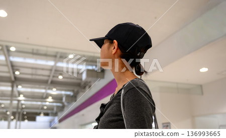 一位女士抬頭望向機場。照片由關西國際機場(KIX)提供。 一位女士抬頭望向機場。照片由關西國際機場(KIX)提供。 136993665