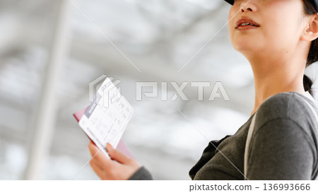 一名女子正在檢查登機證。圖片由關西國際機場（KIX）提供。 136993666