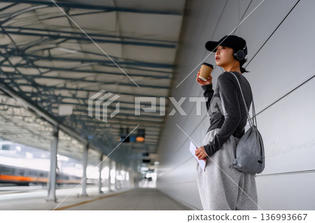 一位女士在月台上喝咖啡。照片由關西國際機場（KIX）提供。 136993667