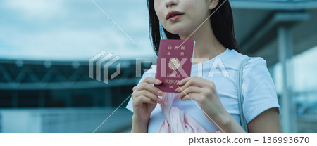 一名女子手持護照。照片由關西國際機場(KIX)提供。 一名女子手持護照。照片由關西國際機場(KIX)提供。 136993670