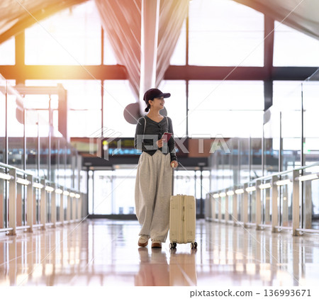 一位獨自離開機場的女子 ■攝影協助：關西國際機場（KIX） 136993671