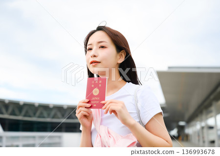 一名女子手持護照。照片由關西國際機場(KIX)提供。 一名女子手持護照。照片由關西國際機場(KIX)提供。 136993678