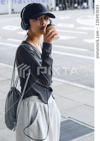 一位女士在機場休息。照片由關西國際機場(KIX)提供。 一位女士在機場休息。照片由關西國際機場(KIX)提供。 136993683