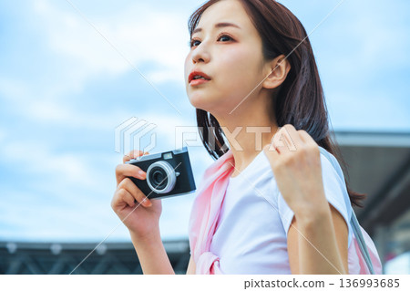 一位攜帶相機旅行的女士 ■攝影合作：關西國際機場（KIX） 136993685