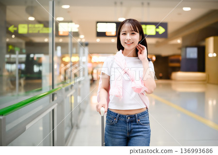 一位女士在機場享受她的旅程。照片由關西國際機場（KIX）提供。 136993686