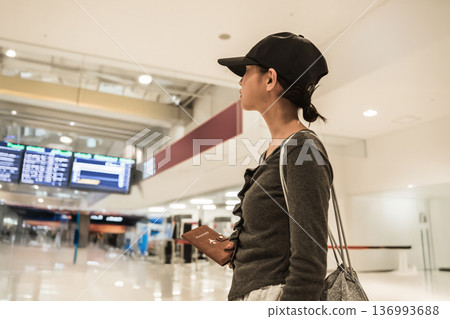 Check the guide at the airport ■Filming cooperation: Kansai International Airport (KIX) 136993688