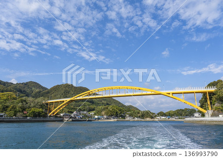 連接高根島和生口島的黃色高根橋 136993790