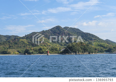 從航行於瀨戶內海的船上眺望先島 從航行於瀨戶內海的船上眺望先島 136993793
