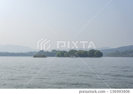 從觀光船上眺望西湖,西湖是世界遺產地。 從觀光船上眺望西湖,西湖是世界遺產地。 136993806