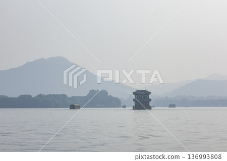 從觀光船上眺望西湖,西湖是世界遺產地。 從觀光船上眺望西湖,西湖是世界遺產地。 136993808