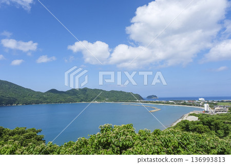 小回島的連島沙洲地形，是日本三大連島沙洲之一。 136993813