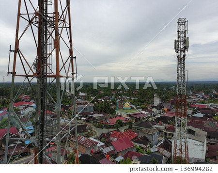 signal transmitter tower during the day 136994282