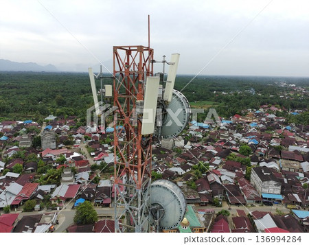 signal transmitter tower during the day 136994284