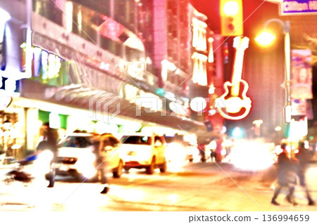 霓虹燈閃爍的市中心區域和車燈軌跡(城市夜景) 霓虹燈閃爍的市中心區域和車燈軌跡(城市夜景) 136994659