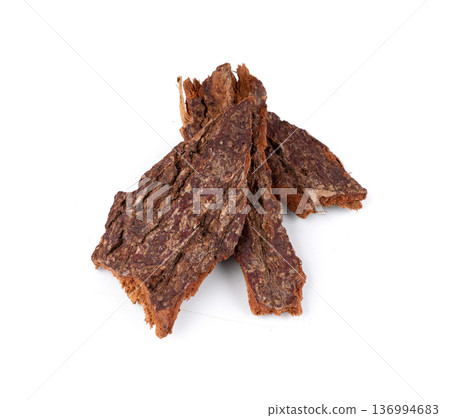 Broken ceylon cinnamon isolated, cinnamomum verum bark pieces Broken ceylon cinnamon isolated, cinnamomum verum bark pieces 136994683