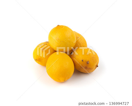 Old dried lemons. Fruits with darkened skins 136994727