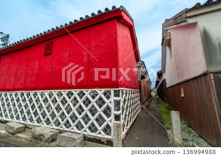 初秋時節的日翳田街景：龜菱屋、三州井筒屋敷的倉庫和巷弄，東香川市，香川縣 136994988