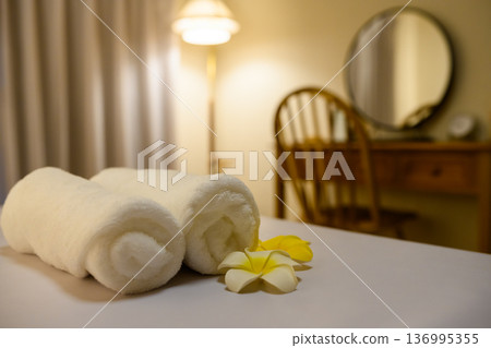 白色毛巾和鮮花 白色毛巾和鮮花 136995355