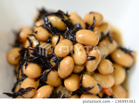 Boiled soybeans and hijiki seaweed 136995361