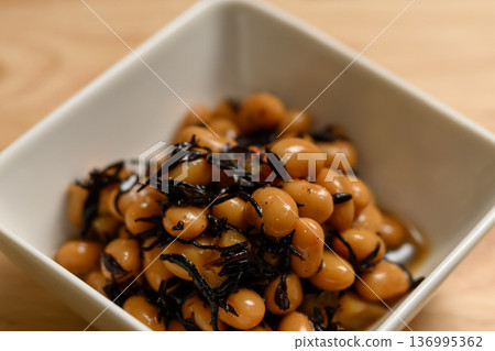 Boiled soybeans and hijiki seaweed 136995362