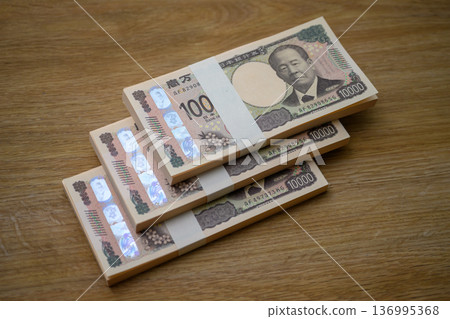 堆疊的日元 136995368