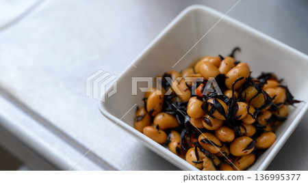 煮的大豆和hijiki海藻 136995377