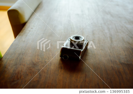 桌子上的舊相機 桌子上的舊相機 136995385