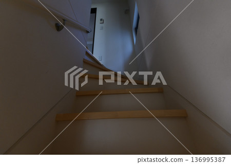 室內樓梯和扶手 136995387