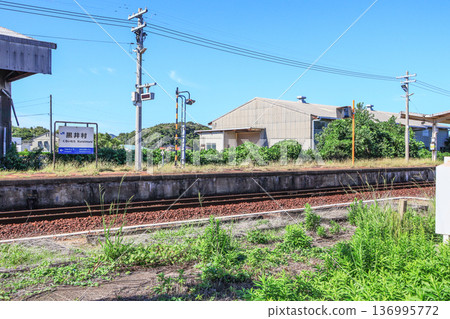 JR West Kuroimura Station platform and railroad tracks in Shimonoseki City, Yamaguchi Prefecture JR West Kuroimura Station platform and railroad tracks in Shimonoseki City, Yamaguchi Prefecture 136995772