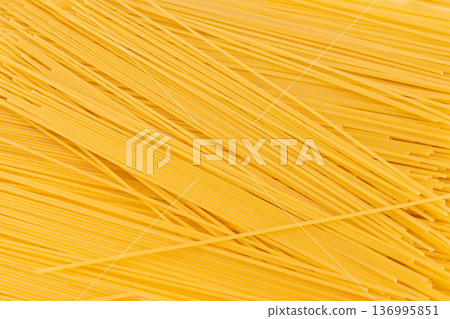 Raw spaghetti texture background, dry spagetti pattern, long wheat noodles banner 136995851