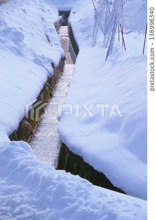 雪天裡的流水 136996340