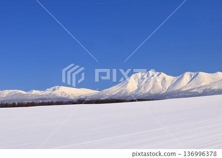 Blue spring skies and snow-covered land: Oputateshike in the Daisetsuzan mountain range Blue spring skies and snow-covered land: Oputateshike in the Daisetsuzan mountain range 136996378