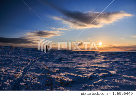 冬季落石海岸：攝影師站在腳印的盡頭，欣賞壯麗的日落 136996440