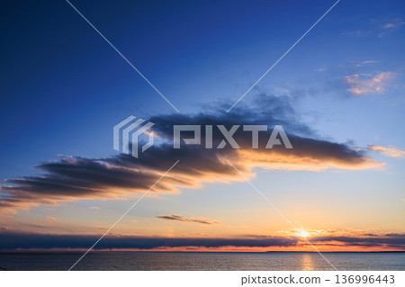 冬季落石海岸:平靜海面上的日落和天空美麗的漸層色 冬季落石海岸:平靜海面上的日落和天空美麗的漸層色 136996443