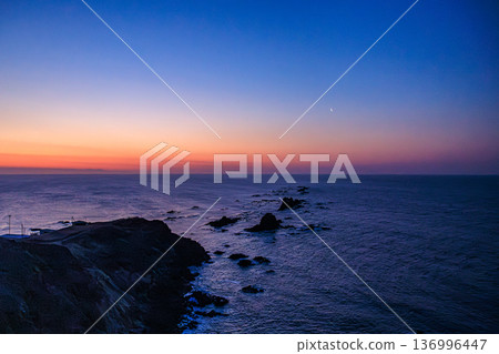 清晨的埃里莫岬:天空由藍色轉橙,景色壯麗,崎嶇的海岸線也盡收眼底。 清晨的埃里莫岬:天空由藍色轉橙,景色壯麗,崎嶇的海岸線也盡收眼底。 136996447