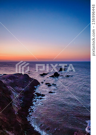 北海道繪裡茂岬的日出和新月-漸層的天空鋪展在平靜的海面上。 北海道繪裡茂岬的日出和新月-漸層的天空鋪展在平靜的海面上。 136996448