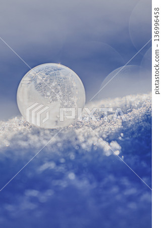 冰球和散景光影表達了冬天的靜謐。 冰球和散景光影表達了冬天的靜謐。 136996458