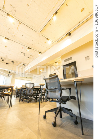 時尚的辦公空間 136996517