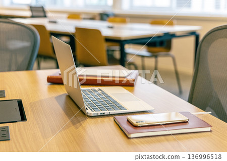 時尚的辦公空間 136996518