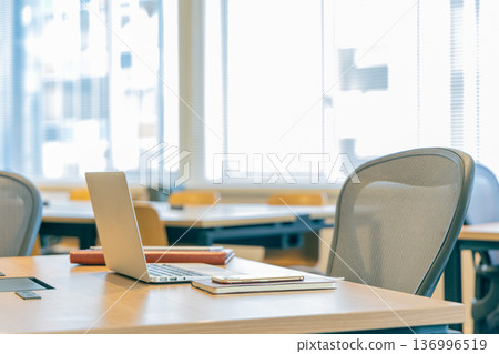 時尚的辦公空間 136996519