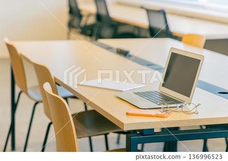 時尚的辦公空間 136996523