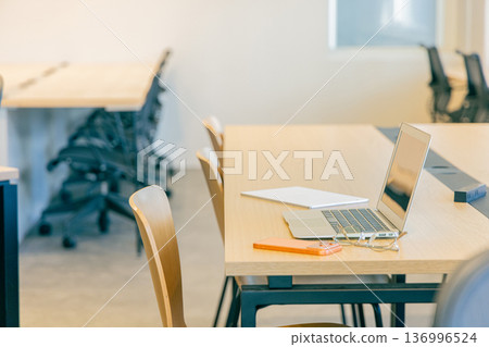 時尚的辦公空間 136996524