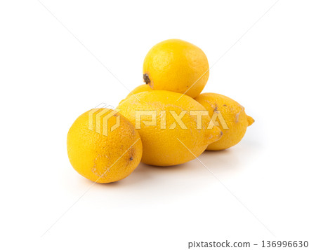 Old dried lemons. Fruits with darkened skins 136996630
