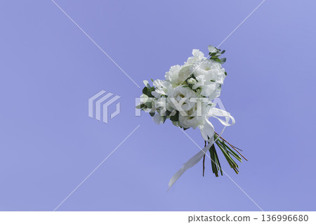 婚禮花束在空中飛舞 婚禮花束在空中飛舞 136996680