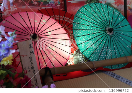 Japanese umbrellas at Zuishin-in Temple in Kyoto 136996722