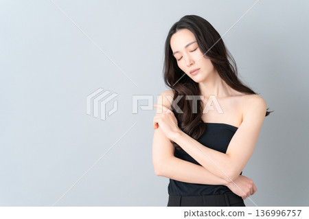 灰色背景上的女性護膚美圖 136996757