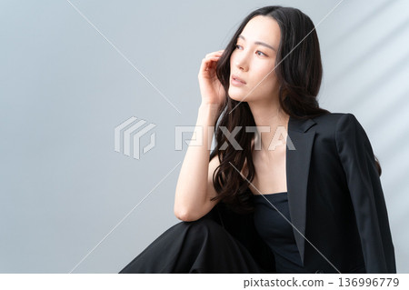 灰色背景上的女性護膚美圖 136996779