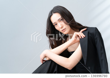 灰色背景上的女性護膚美圖 136996780